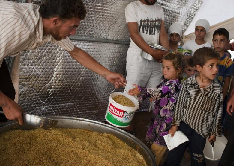 Siviller açlıktan ölürken Suriyeli savaşçılar ziyafet çekiyor Siviller açlıktan ölürken Suriyeli savaşçılar ziyafet çekiyor